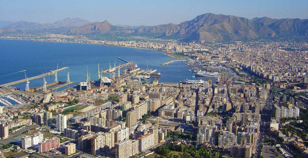 vista dall'alto della città di palermo